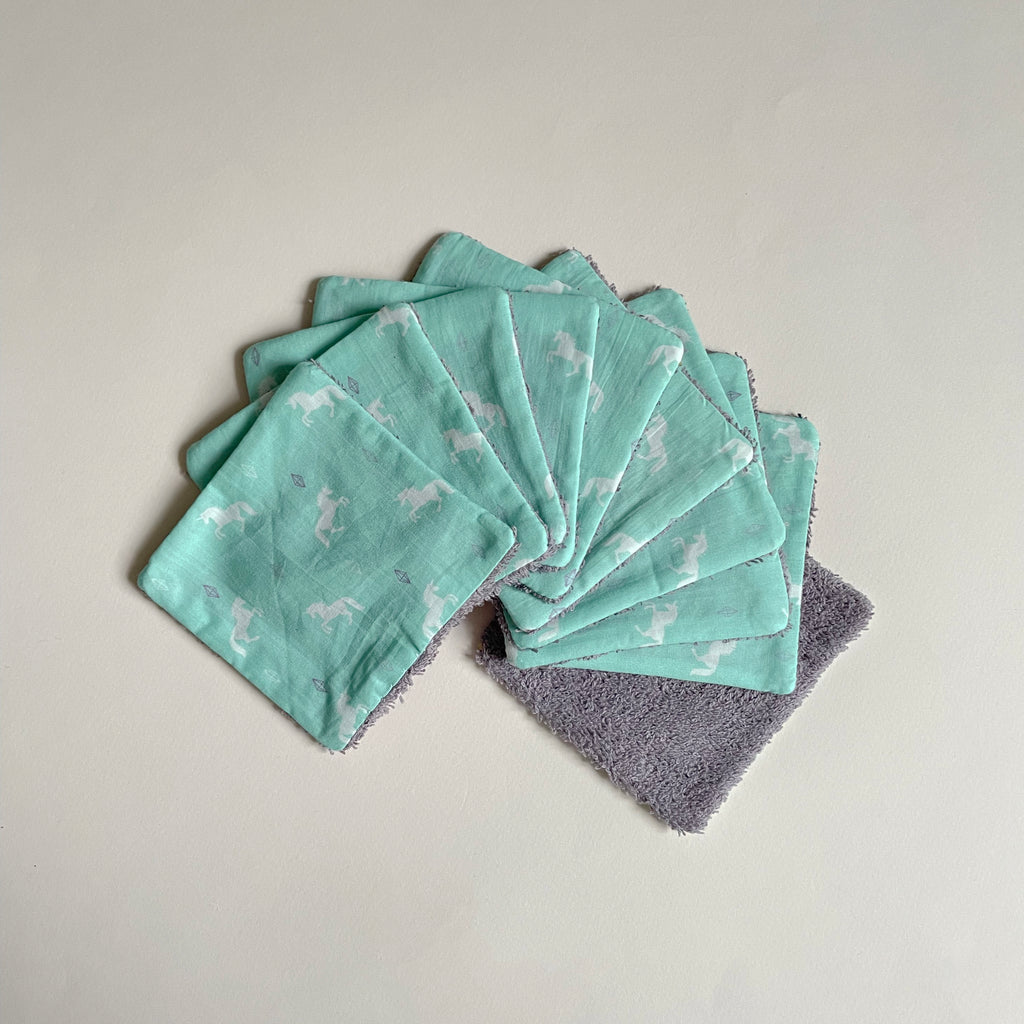 lot de 10 lingettes lavables format carré motif licornes fond vert menthe dessiné et fabriqué en France par Carotte & Cie