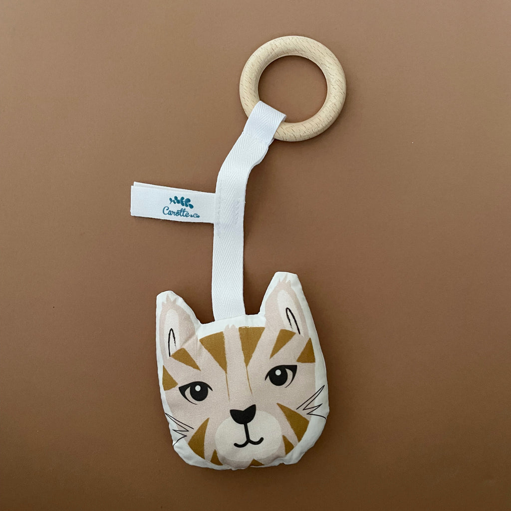 anneau de dentition bois et tissu motif chat tigré camel et beige Carotte & Cie