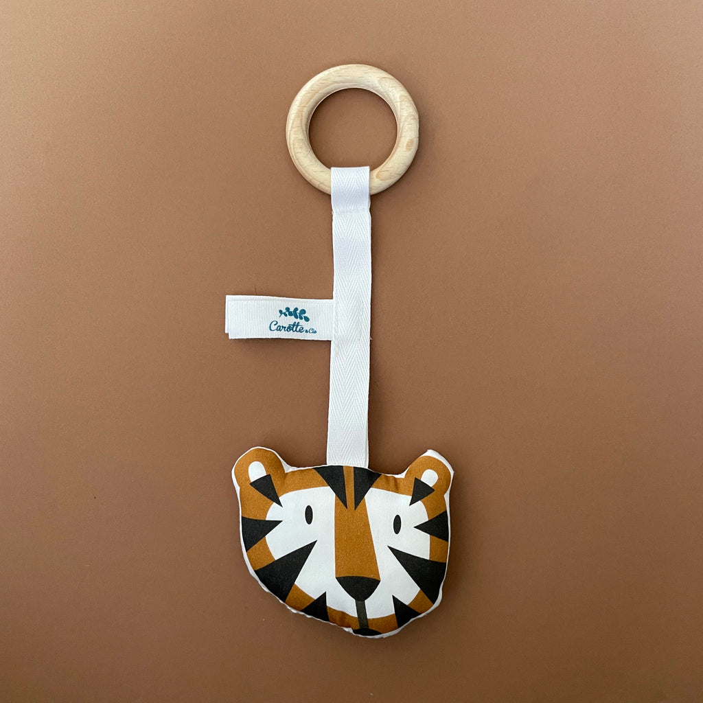 anneau de dentition en coton bio et bois certifié motif tigre orange Carotte & Cie