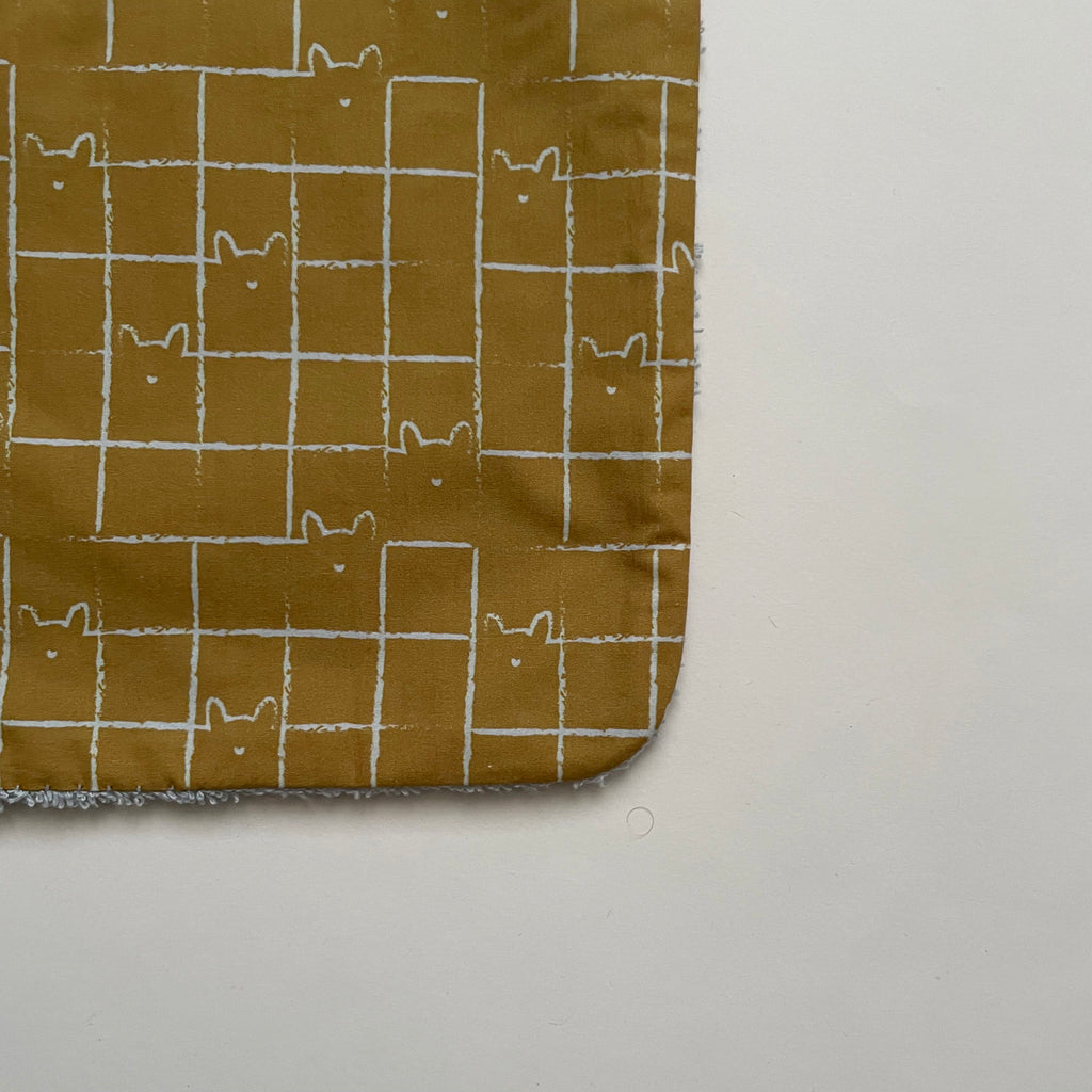 détail du motif du grand bavoir motif carreaux chat camel et dos éponge gris clair Carotte & Cie