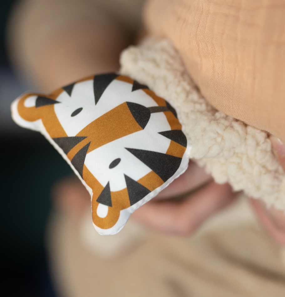 détail du doudou teddy beige motif tigre camel et marrone fabriqué en France Carotte & Cie