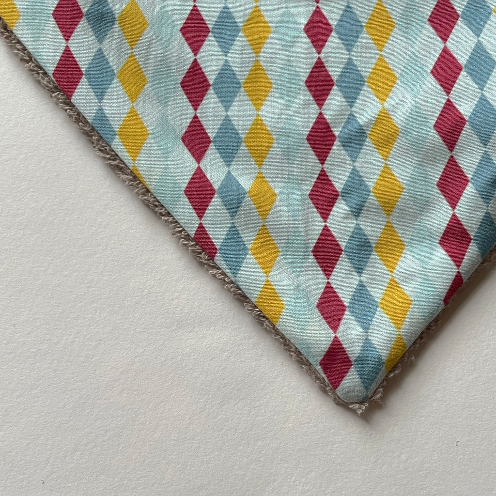 détail du motif du mini bavoir bandana pour les dents de bébé motif arlequin losanges multicolores Carotte & Cie