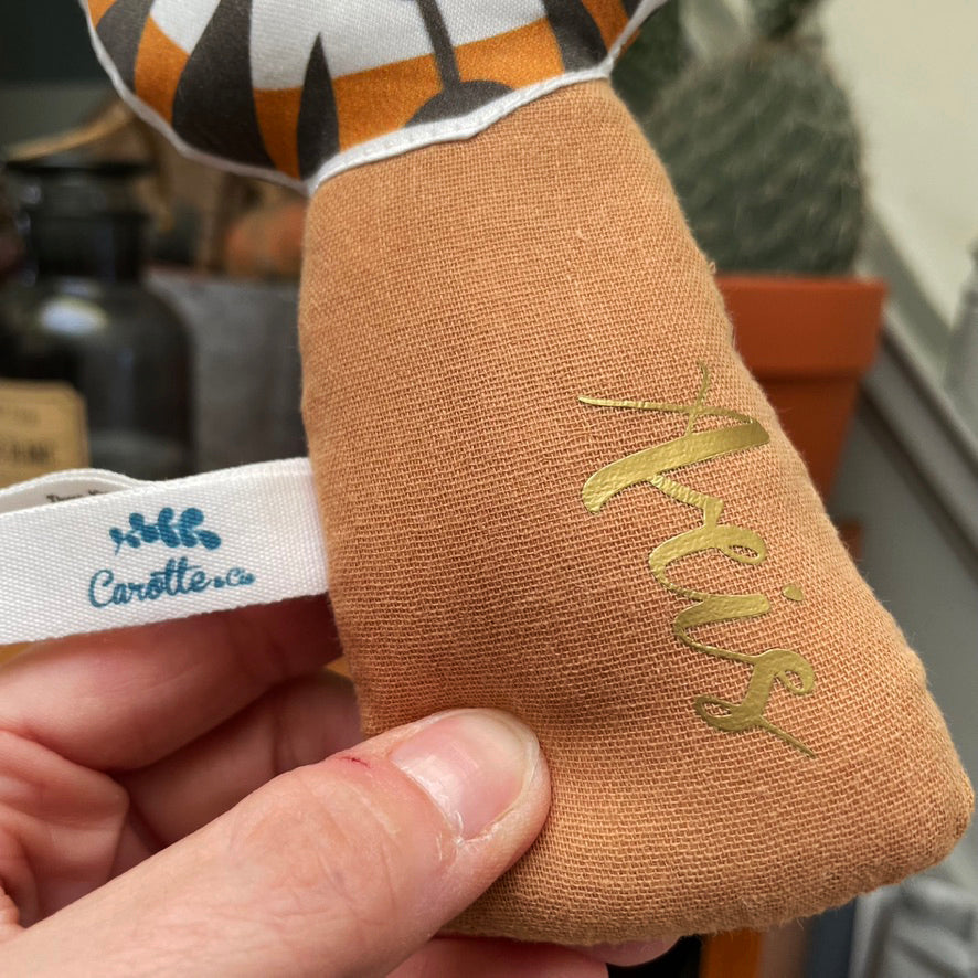 personnalisation du hochet pour bébé à secouer pour le faire tinter motif tigre camel dessiné et fabriqué par Carotte & Cie