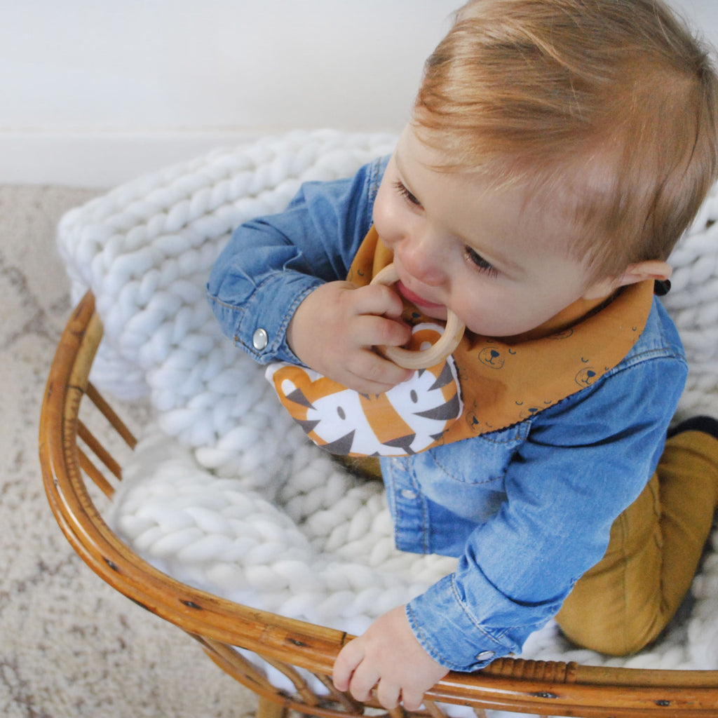 bébé mordant son anneau de dentition en coton bio et bois certifié motif tigre orange Carotte & Cie