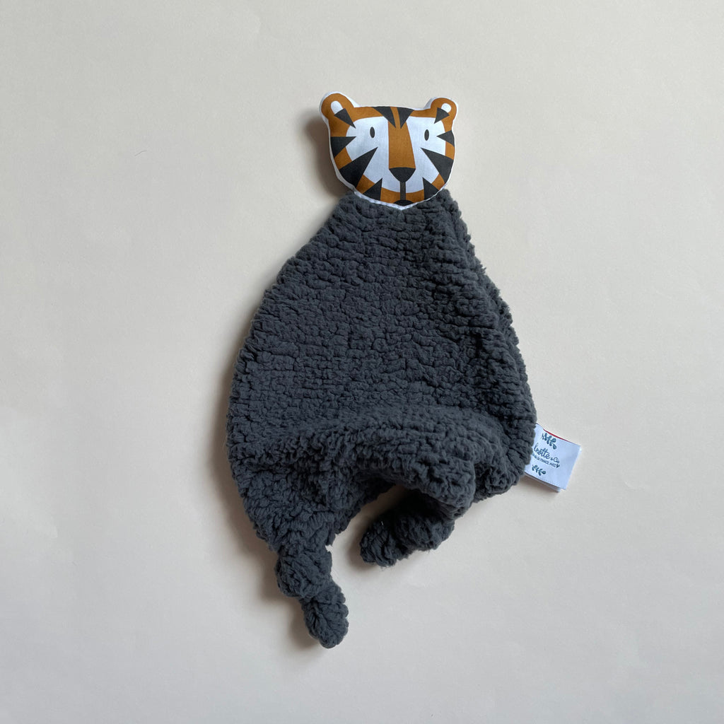doudou teddy gris anthracite motif tigre camel et marrone fabriqué en France Carotte & Cie