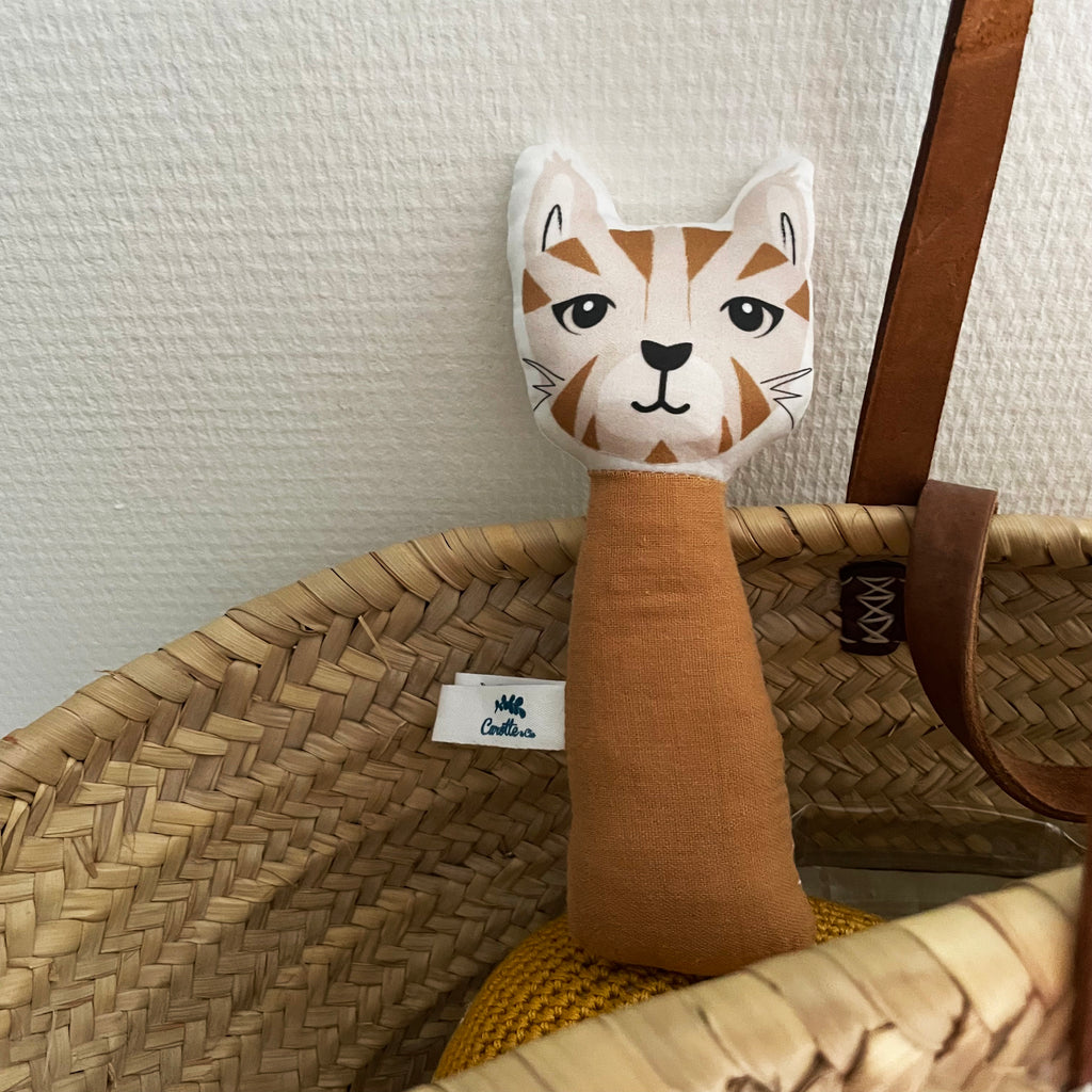 hochet gling gling pour bébé chat tigré beige et camel motif exclusif Carotte & Cie