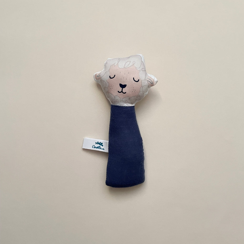 hochet pour bébé à secouer pour le faire tinter motif mouton bleu marine dessiné et fabriqué par Carotte & Cie