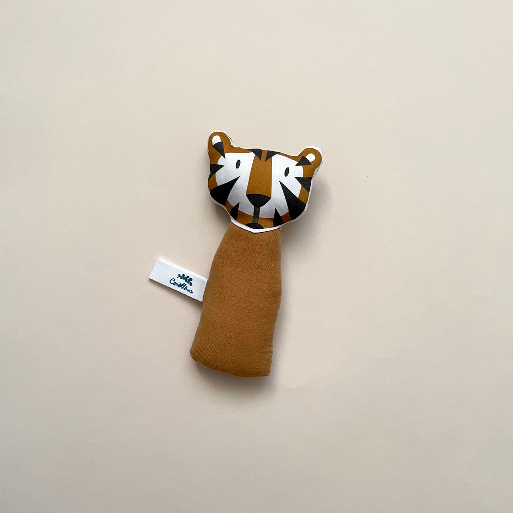 hochet pour bébé à secouer pour le faire tinter motif tigre camel dessiné et fabriqué par Carotte & Cie