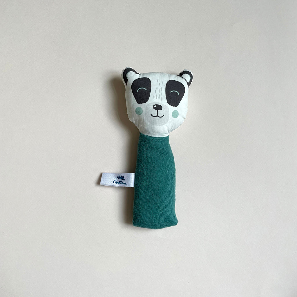 hochet pour bébé à secouer pour le faire tinter motif panda vert eucalyptus dessiné et fabriqué par Carotte & Cie