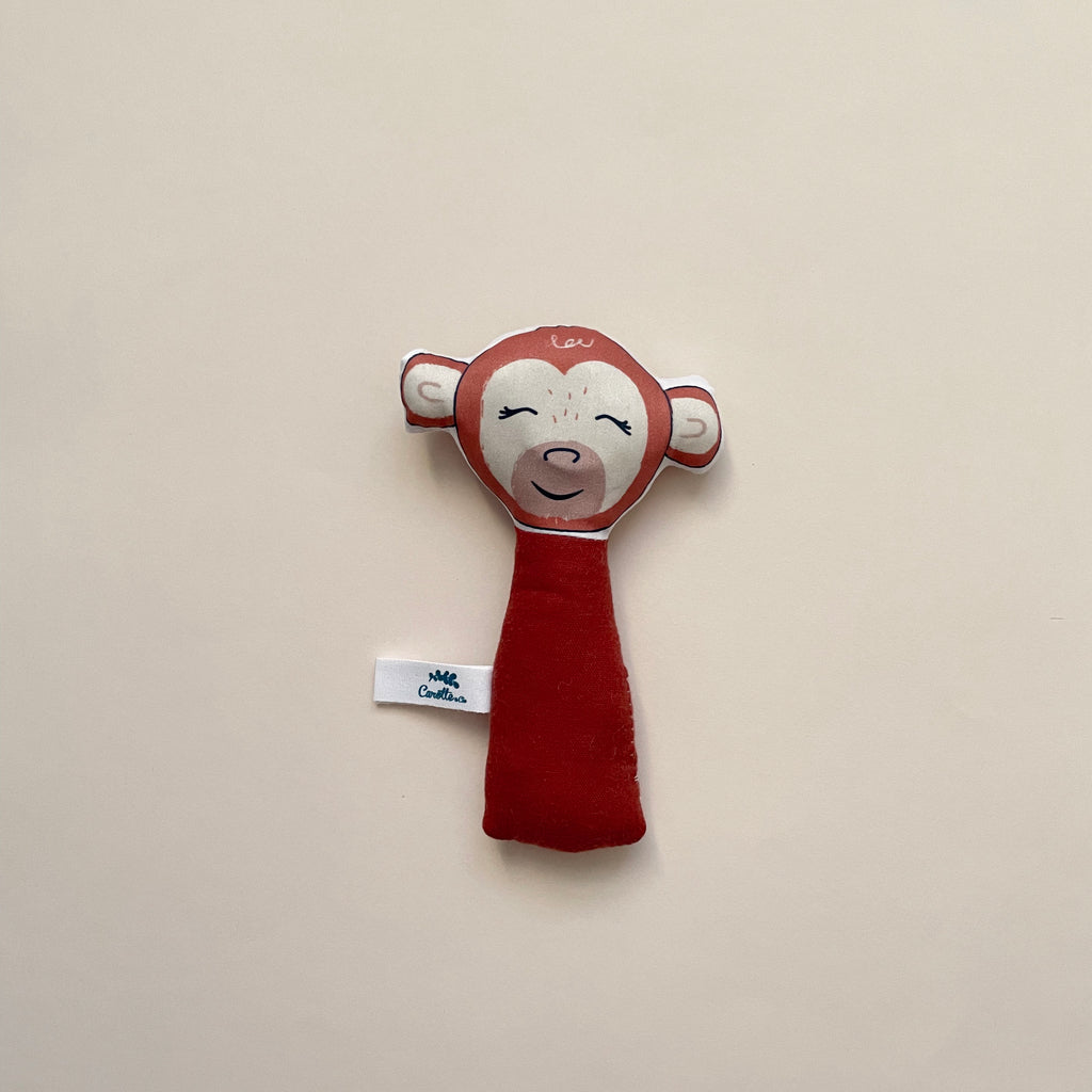 hochet pour bébé à secouer pour le faire tinter motif singe rouge terracotta dessiné et fabriqué par Carotte & Cie