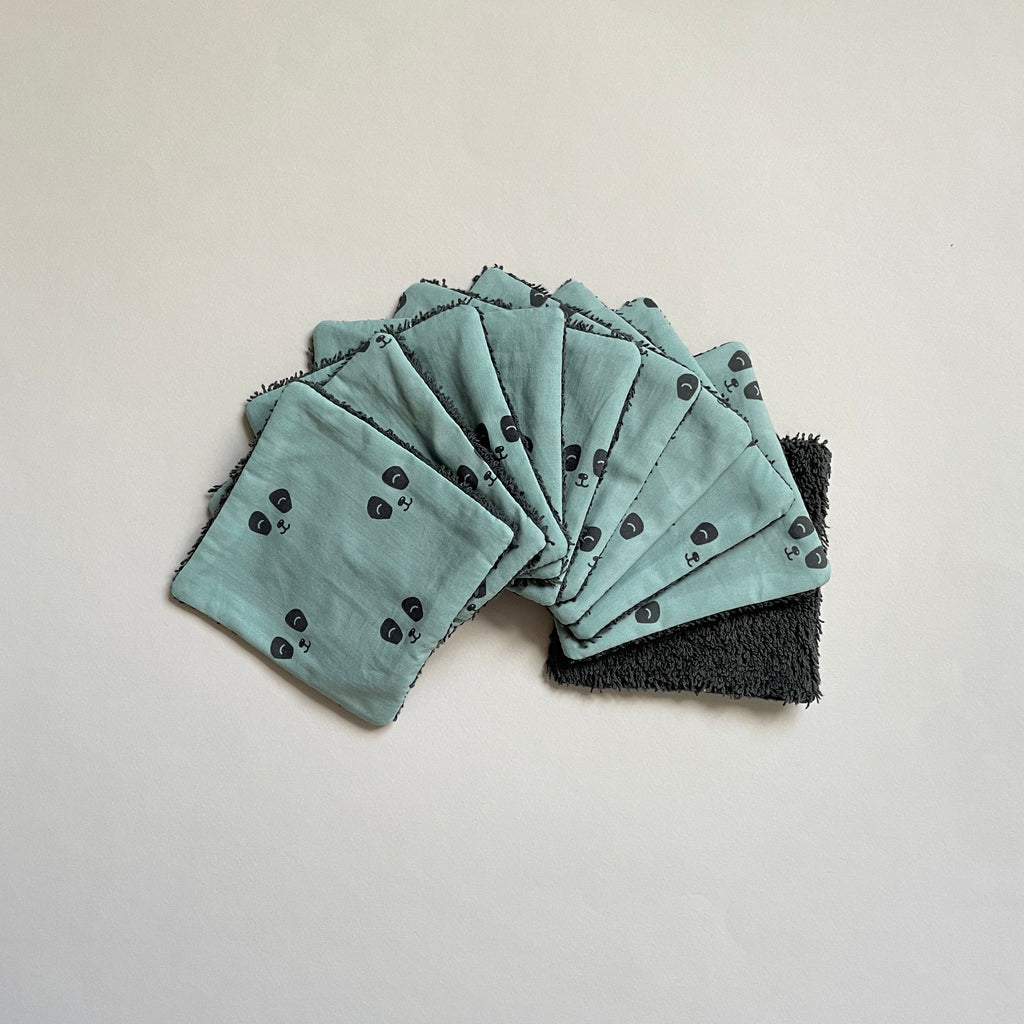 lot de 10 lingettes lavables format carré motif exclusif panda gris foncé sur fond vert clair dessiné et fabriqué en France par Carotte & Cie