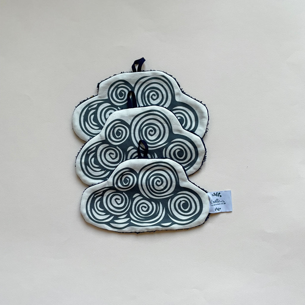 Lot de 3 grandes lingettes illustrée au motif nuage blanc et bleu marine en coton biologique et dessiné avec amour par Carotte & Cie