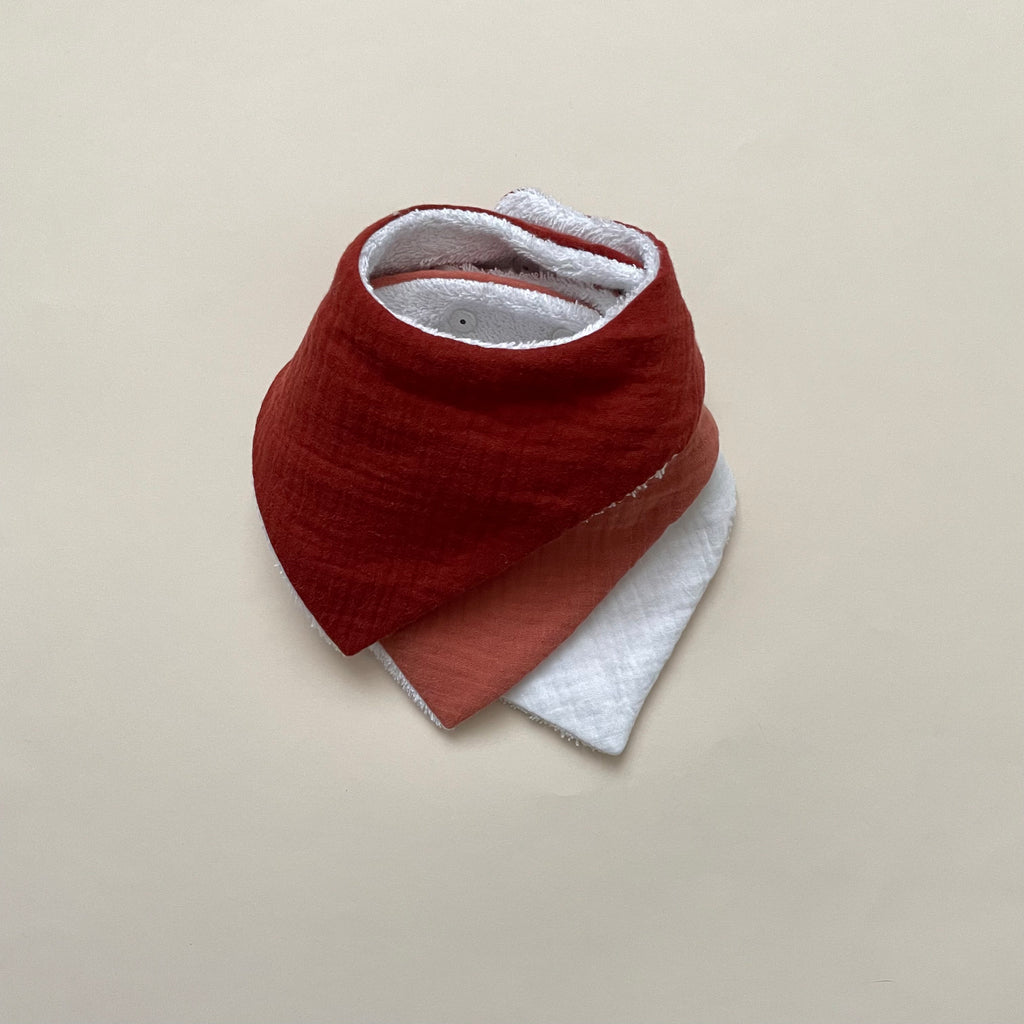 Lot de 3 mini bavoirs bandana pour bébé lorsqu'il fait ses dents en coton oekotex et GOTS, double gaze et coloris assortis blanc, rouge terracotta et marsala Carotte & Cie