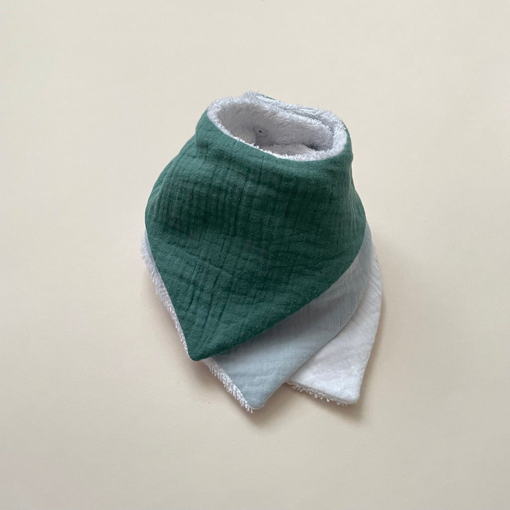 Lot de 3 mini bavoirs bandana pour bébé lorsqu'il fait ses dents en coton oekotex et GOTS, double gaze et coloris assortis blanc, bleu glacier et vert eucalyptus Carotte & Cie