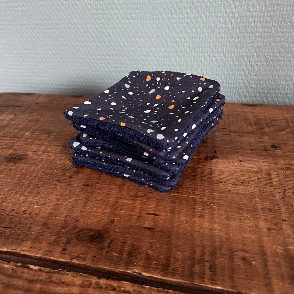 lot de 10 lingettes lavables format carré motif exclusif granite terrazzo fond bleu marine dessiné et fabriqué en France par Carotte & Cie