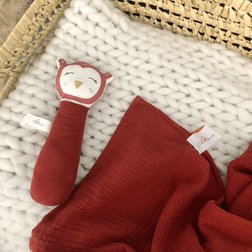 hochet gling gling pour bébé hibou en coton bio rouge terracotta motif Carotte & Cie