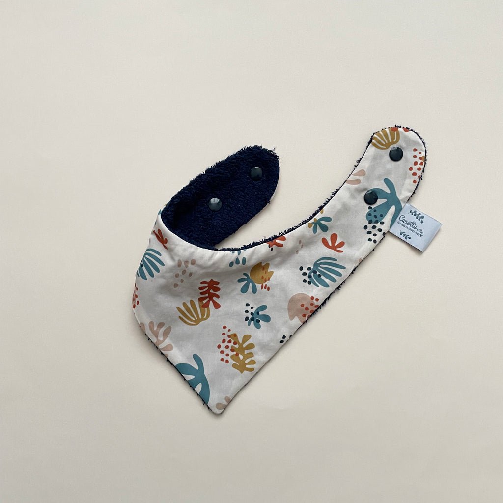 mini bavoir bandana pour les dents de bébé motif corail multicolore sur fond beige Carotte & Cie