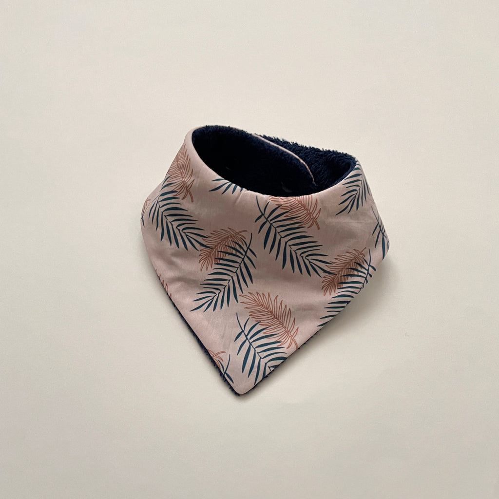 mini bavoir bandana pour les dents de bébé motif feuillage bleu marine sur fond rose blush Carotte & Cie