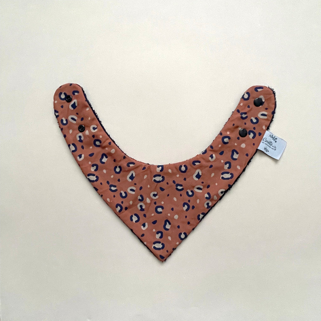 mini bavoir bandana pour les dents de bébé motif tâches panthère bleu marine sur fond marsala Carotte & Cie