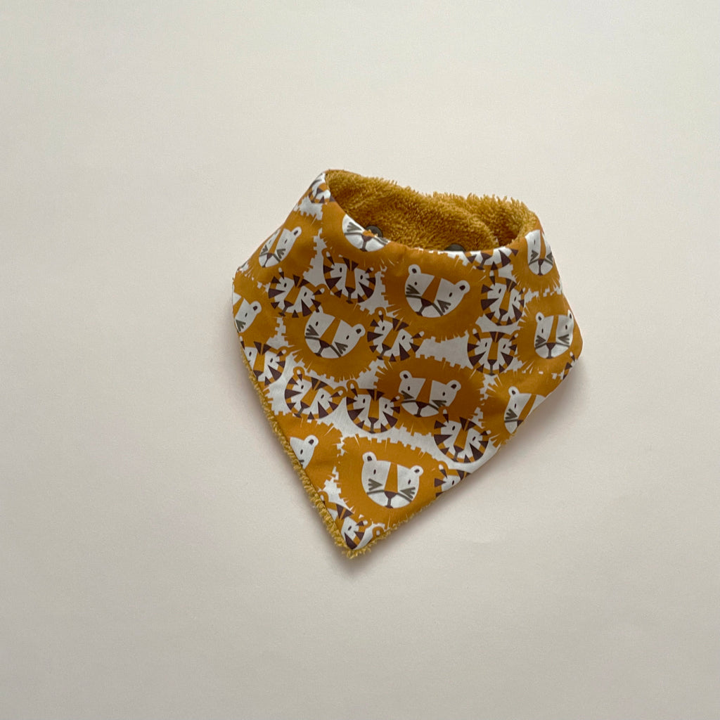 mini bavoir bandana pour les dents de bébé motif tigres et lions orange Carotte & Cie