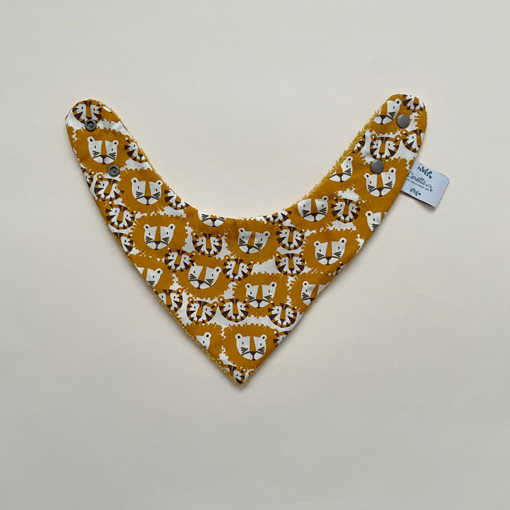 mini bavoir bandana pour les dents de bébé motif tigres et lions orange Carotte & Cie