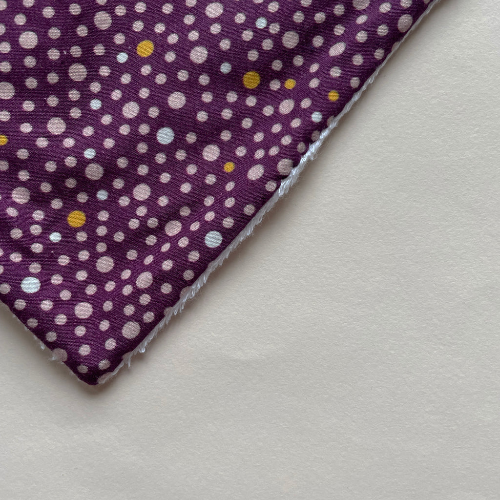 détail du mini bavoir bandana pour les dents de bébé motif pois sur fond violet Carotte & Cie