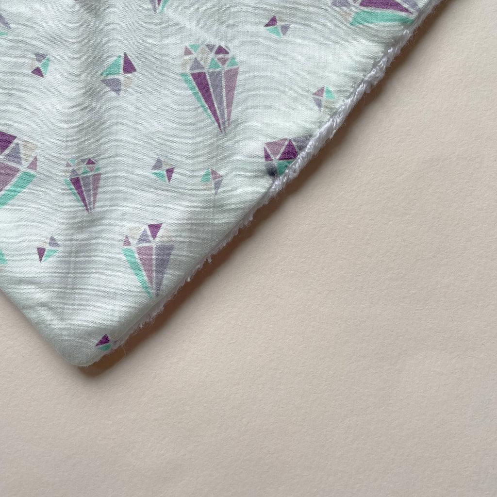 mini bavoir bandana pour les dents de bébé motif diamtns vert et violet sur fond blanc Carotte & Cie