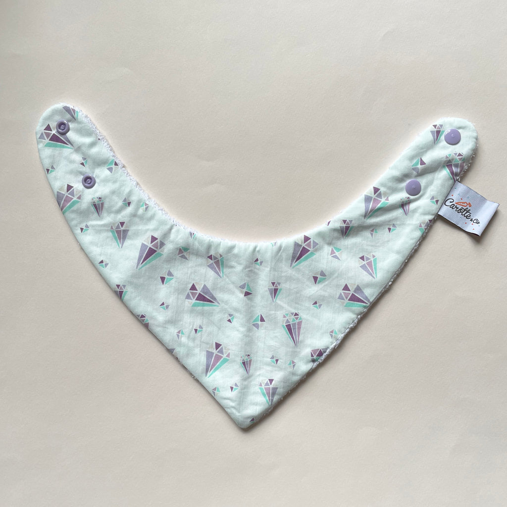mini bavoir bandana pour les dents de bébé motif diamtns vert et violet sur fond blanc Carotte & Cie