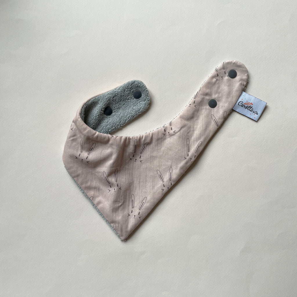 mini bavoir bandana pour les dents de bébé motif lapins fond rose clair Carotte & Cie