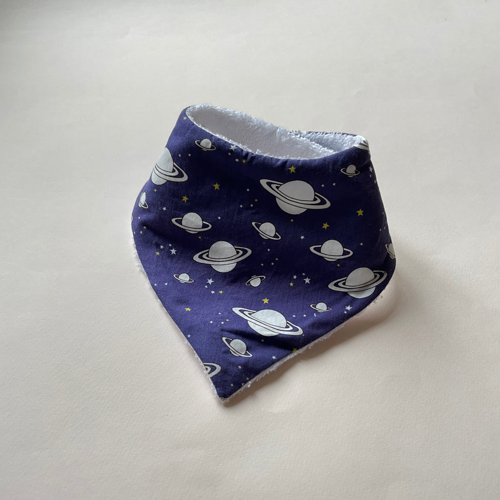 mini bavoir bandana pour les dents de bébé motif planètes blanc fond bleu marine Carotte & Cie