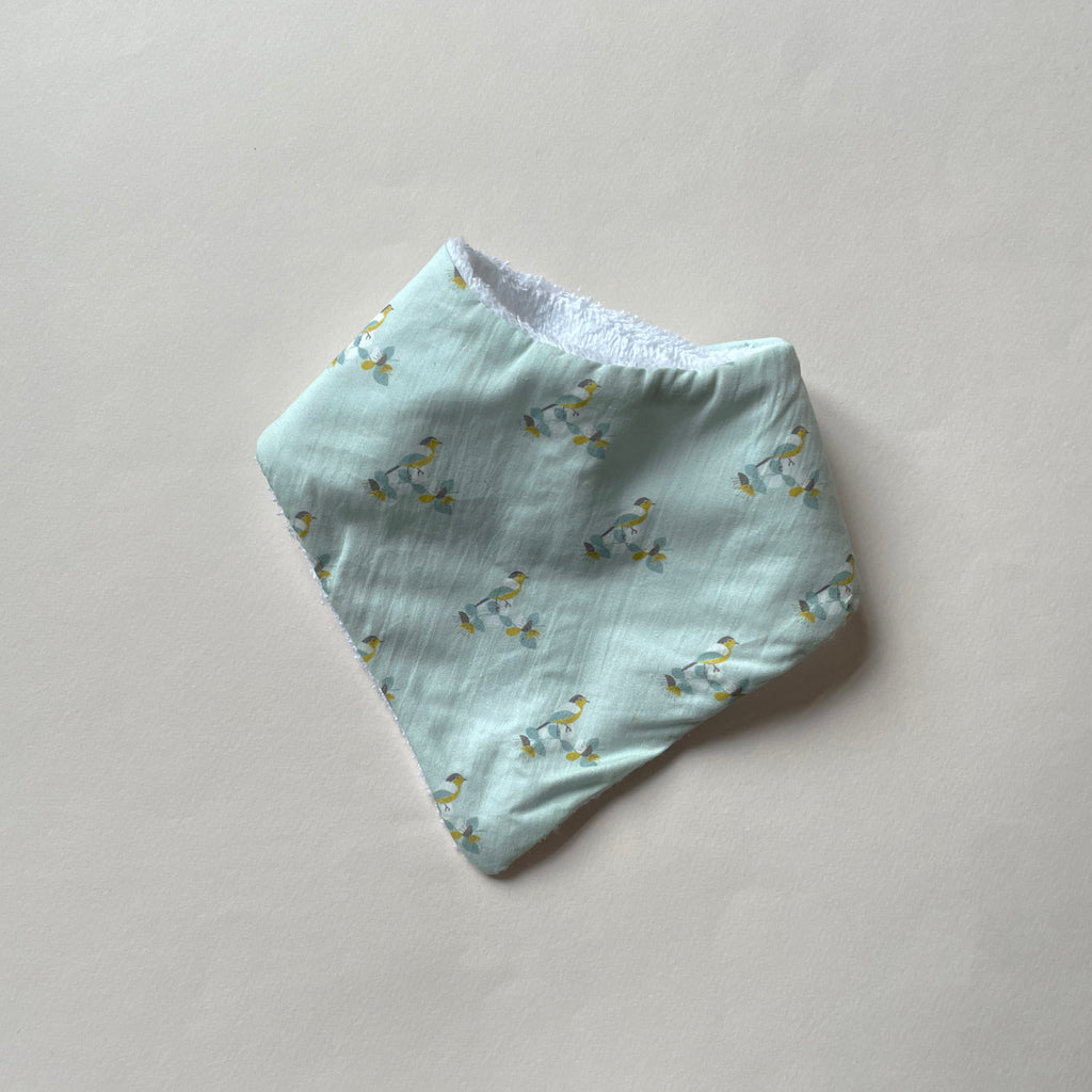 mini bavoir bandana pour les dents de bébé motif zozios fond bleu ciel Carotte & Cie