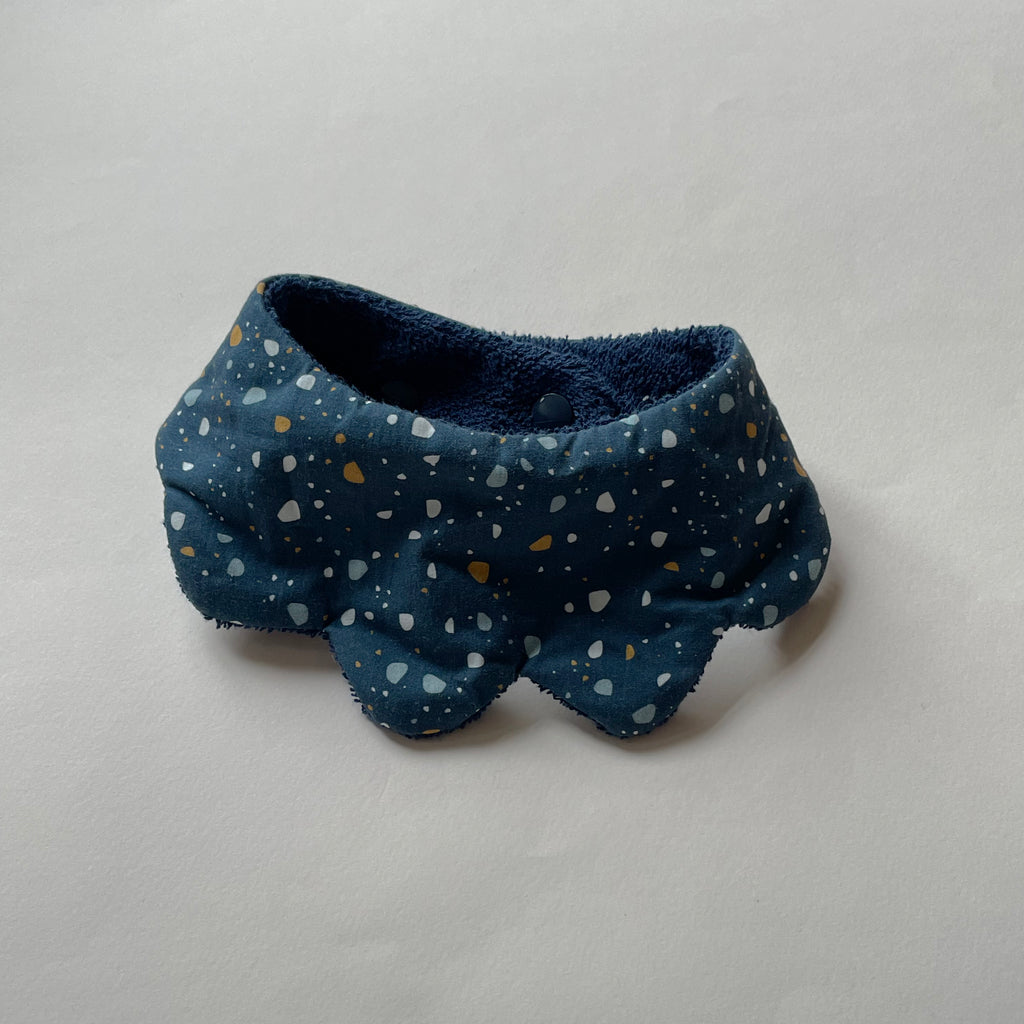 mini bavoir forme fleur pour les dents de bébé motif granite fond bleu marine Carotte & Cie