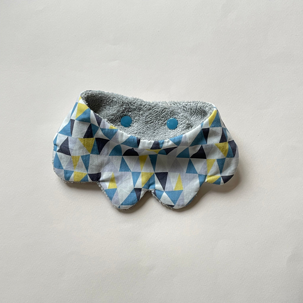 mini bavoir forme fleur pour les dents de bébé motif iceberg triangles gris, jaune et bleu Carotte & Cie