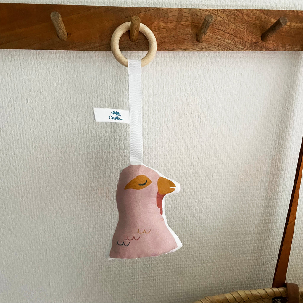 anneau de dentition en bois et tissu motif oiseau rose pâle Carotte & Cie
