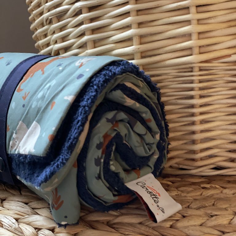 couverture nomade pouvant servir de tapis à langer, couverture, d'appoint, serviette de bain pour bébé motif dinosaure fond vert eucalyptus et bleu marine dessiné et fabriqué en France par Carotte & Cie