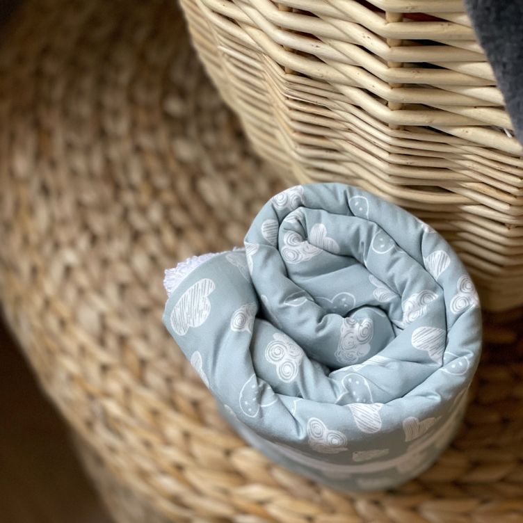 couverture nomade pouvant servir de tapis à langer, couverture, d'appoint, serviette de bain pour bébé motif nuages bleu céladon dessiné et fabriqué en France par Carotte & Cie