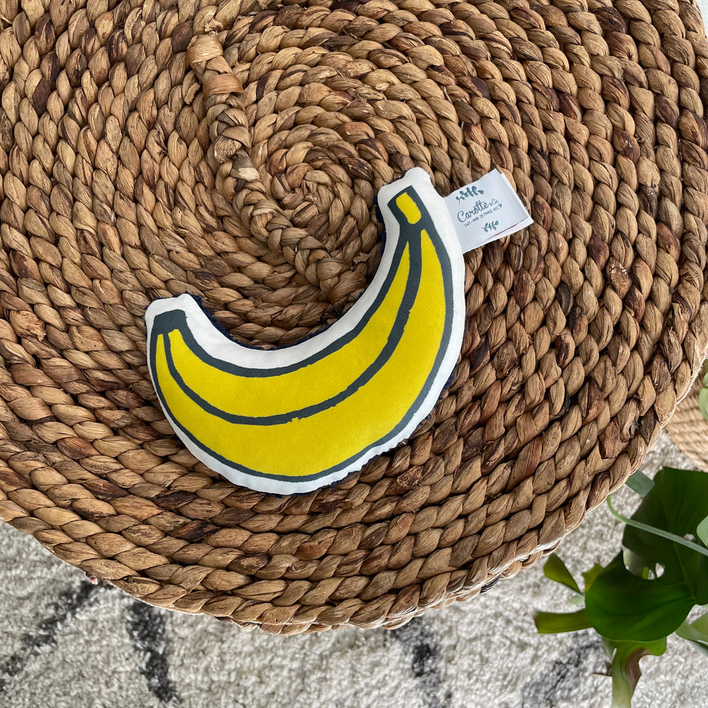 hochet pour bébé à secouer pour le faire tinter motif banane jaune dessiné et fabriqué par Carotte & Cie