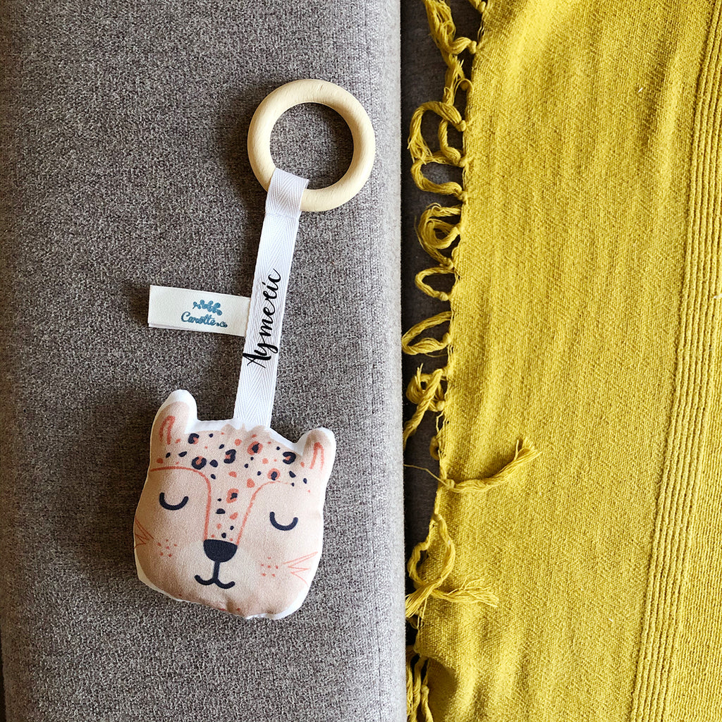 personnalisation de l'anneau de dentition en bois et tissu motif tête de panthère beige et marine ambiance avec bébé Carotte & Cie