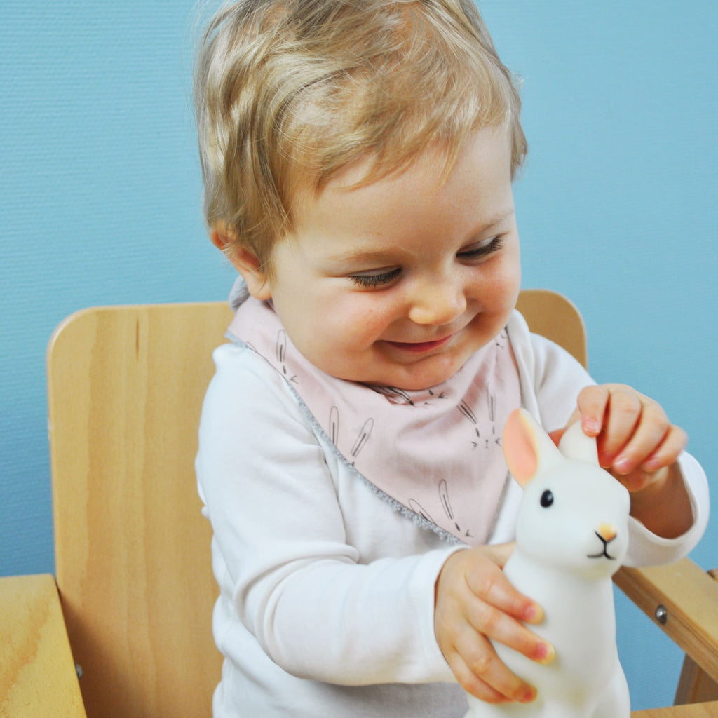 bébé porte son mini bavoir bandana pour les dents de bébé motif lapins fond rose clair Carotte & Cie