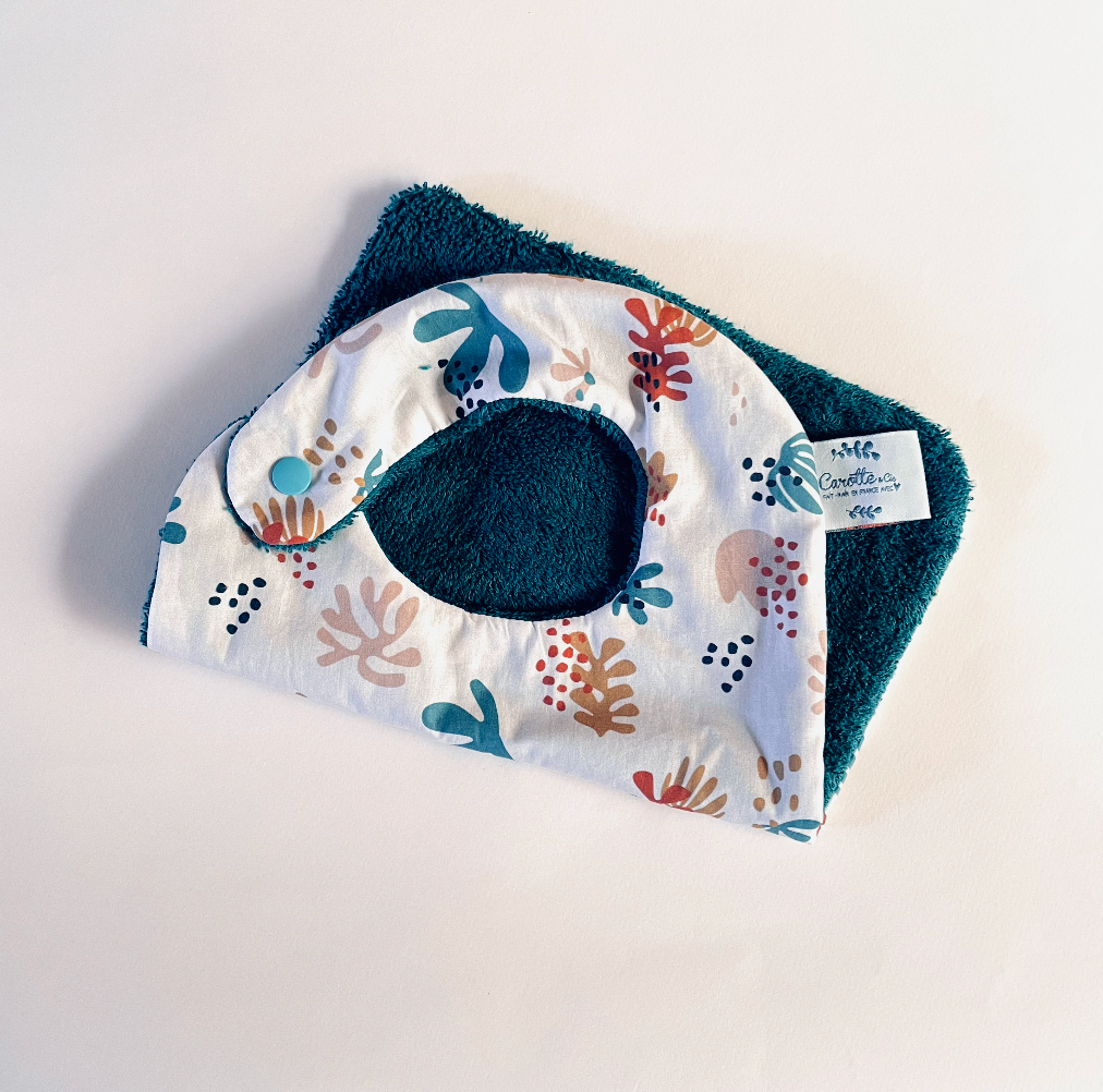 Grand bavoir motif corail multicolore sur fond beige rosé et dos éponge bleu canard Carotte & Cie