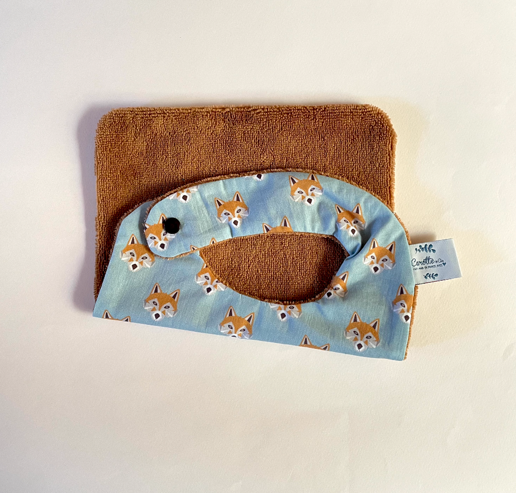 Bavoir en coton biologique motif exclusif Renards bleu et éponge camel Carotte & Cie