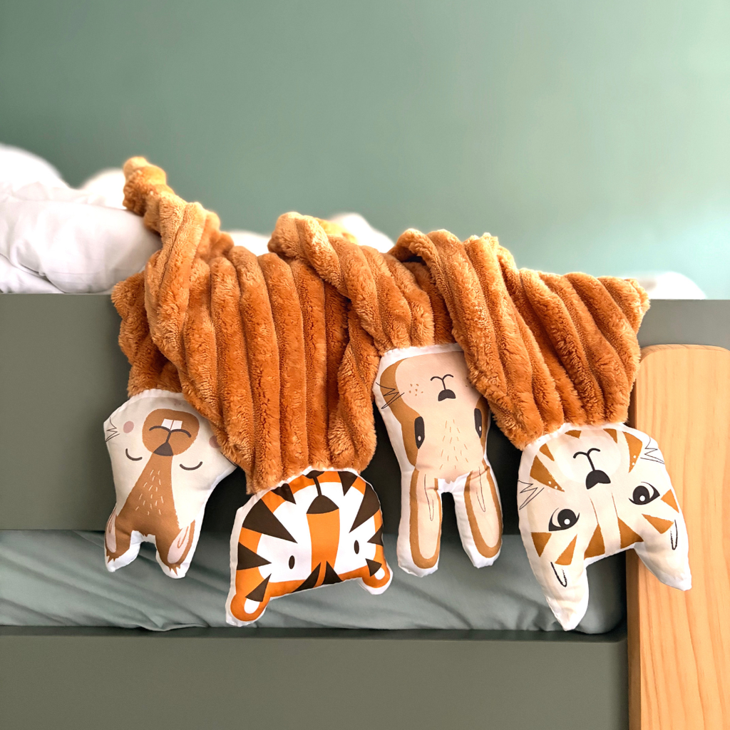 Ambiance des 4 doudous en velours minky côtelé motifs lapin, chat tigré, écureuil et tigre Carotte & Cie