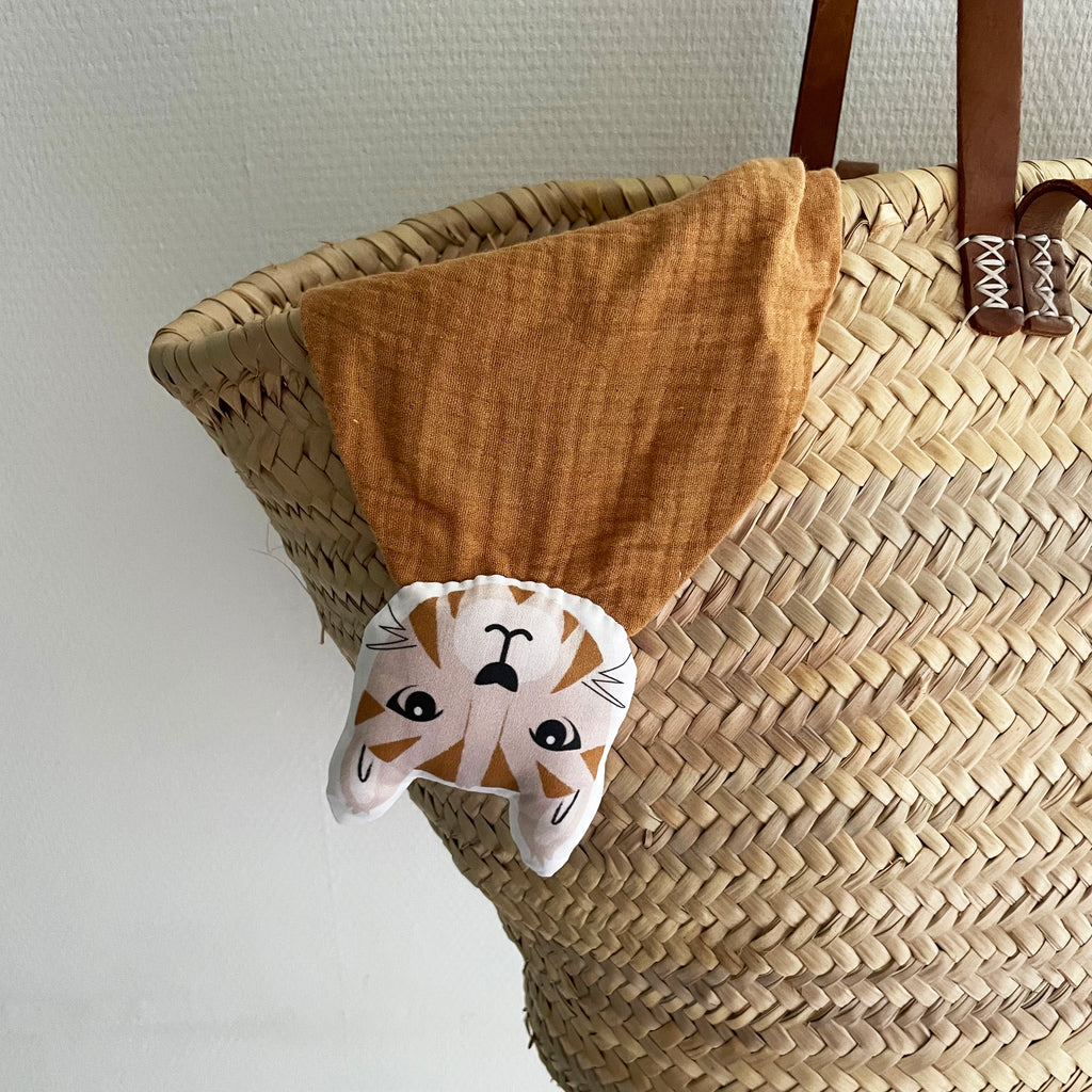 doudou lange camek motif chat tigré roux motif dessiné et fabriqué en france par Carotte & Cie