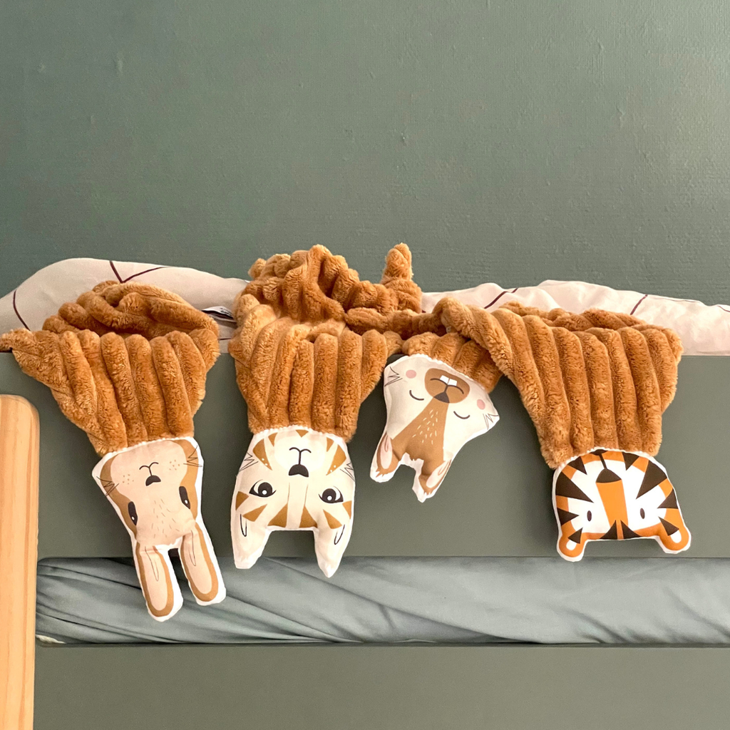 Ambiance des 4 doudous en velours minky côtelé motifs lapin, chat tigré, écureuil et tigre Carotte & Cie
