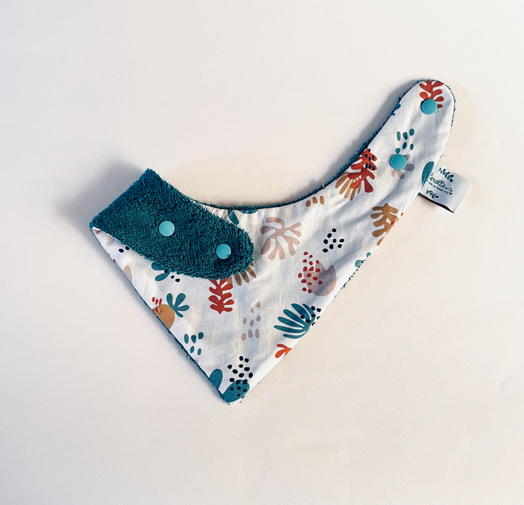 mini bavoir bandana pour les dents de bébé motif corail multicolore sur fond beige et dos éponge absorbante bleu canard Carotte & Cie