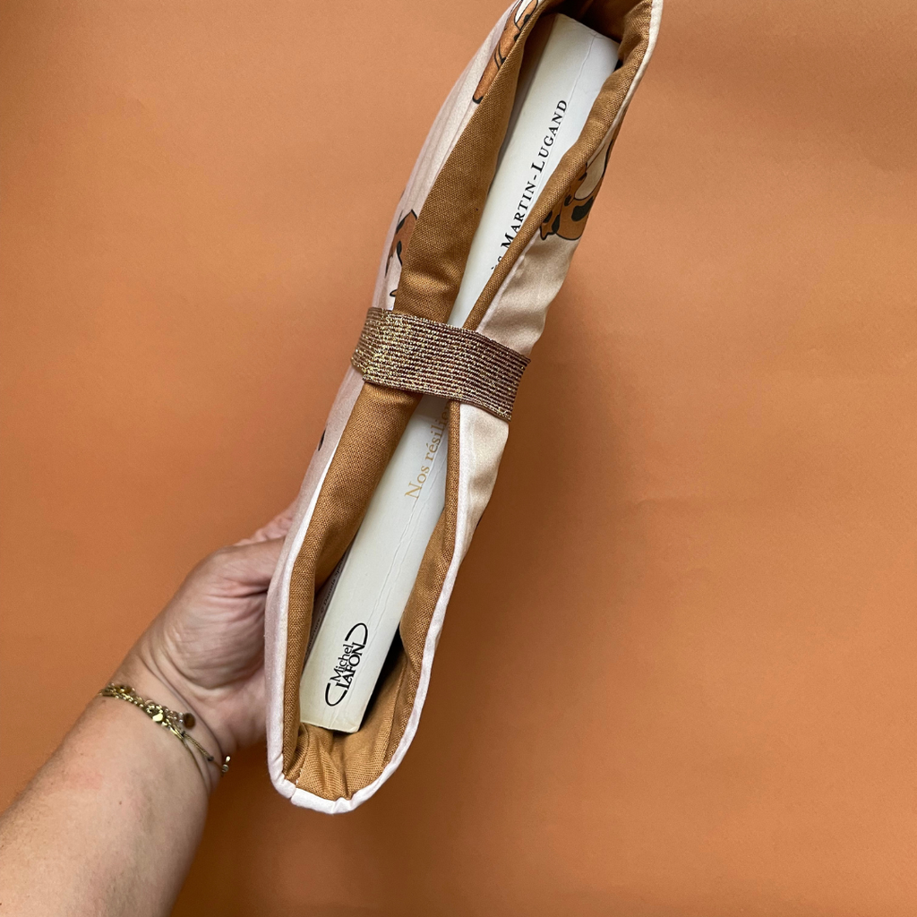 Grande pochette de protection pour livres format broché rembourrées et avec un élastique de maintien; Motif chiens teckel rayé beige et camel dessiné et fabriqué avec amour par Alexandra, créatrice de Carotte & Cie. Idéal cadeau de fête des mères ou Noël. 