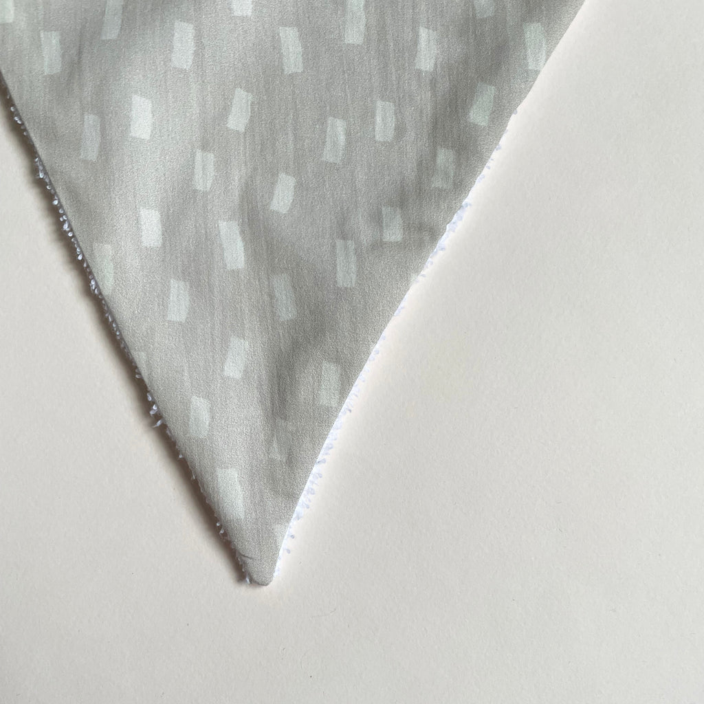 détail du motif grand bavoir bandana pour les repas de bébé motif poils d'ours beige et blanc Carotte & Cie