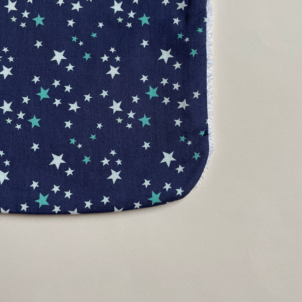 détail du motif du bavoir classique motif étoiles fond bleu marine fabriqué en france Carotte & Cie