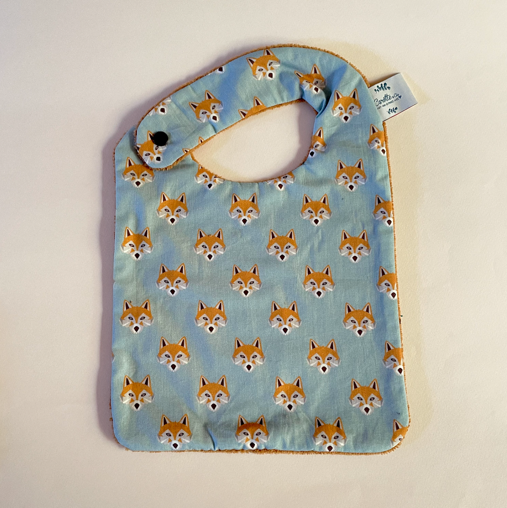 Bavoir en coton biologique motif exclusif Renards bleu et éponge camel Carotte & Cie