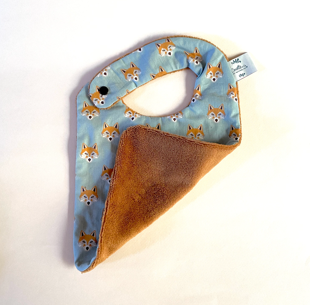 Bavoir en coton biologique motif exclusif Renards bleu et éponge camel Carotte & Cie